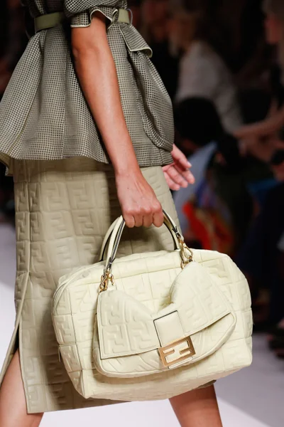 Look 99
